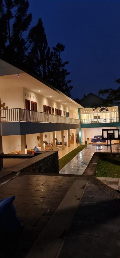 Villa Aurora Cisarua Exterior photo