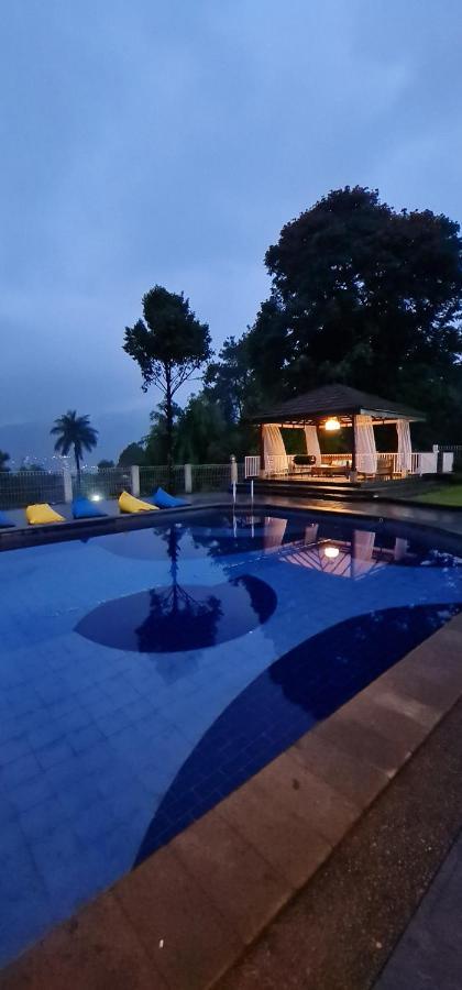 Villa Aurora Cisarua Exterior photo