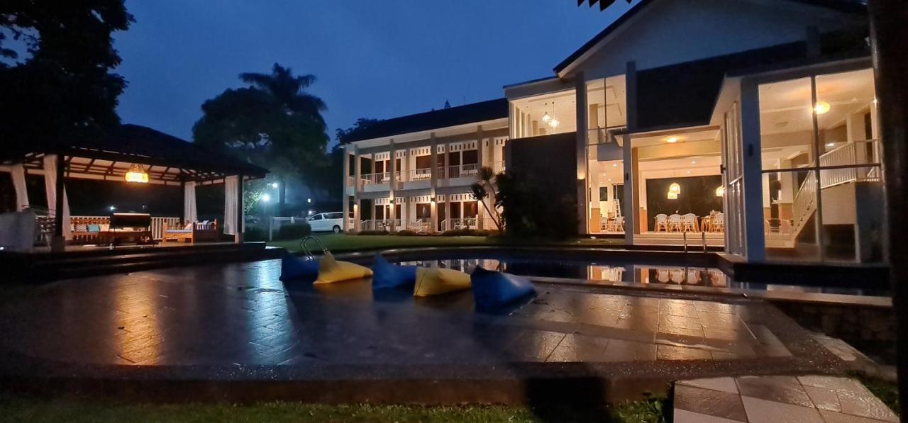 Villa Aurora Cisarua Exterior photo