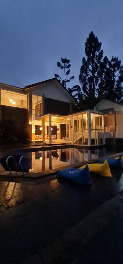 Villa Aurora Cisarua Exterior photo