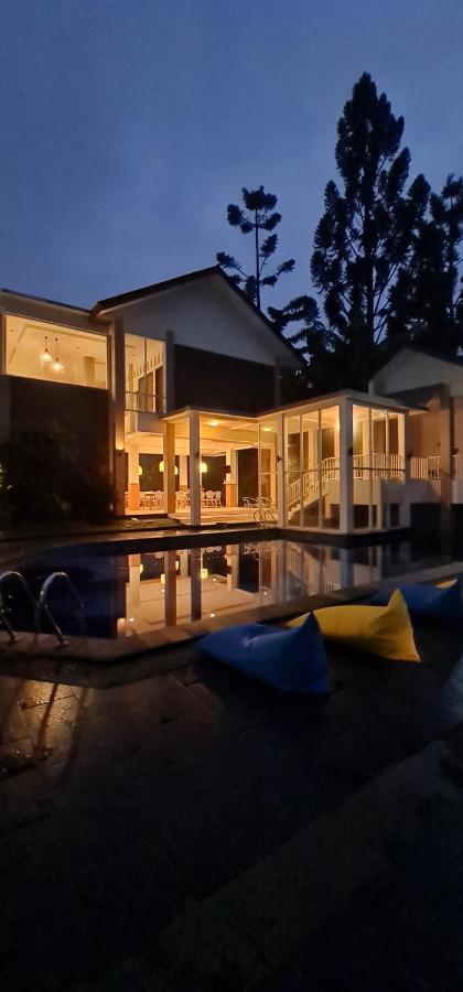 Villa Aurora Cisarua Exterior photo