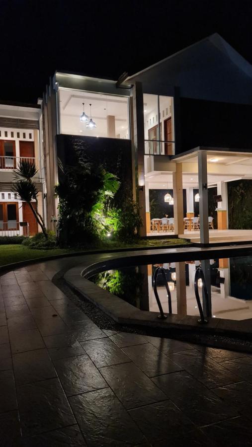 Villa Aurora Cisarua Exterior photo